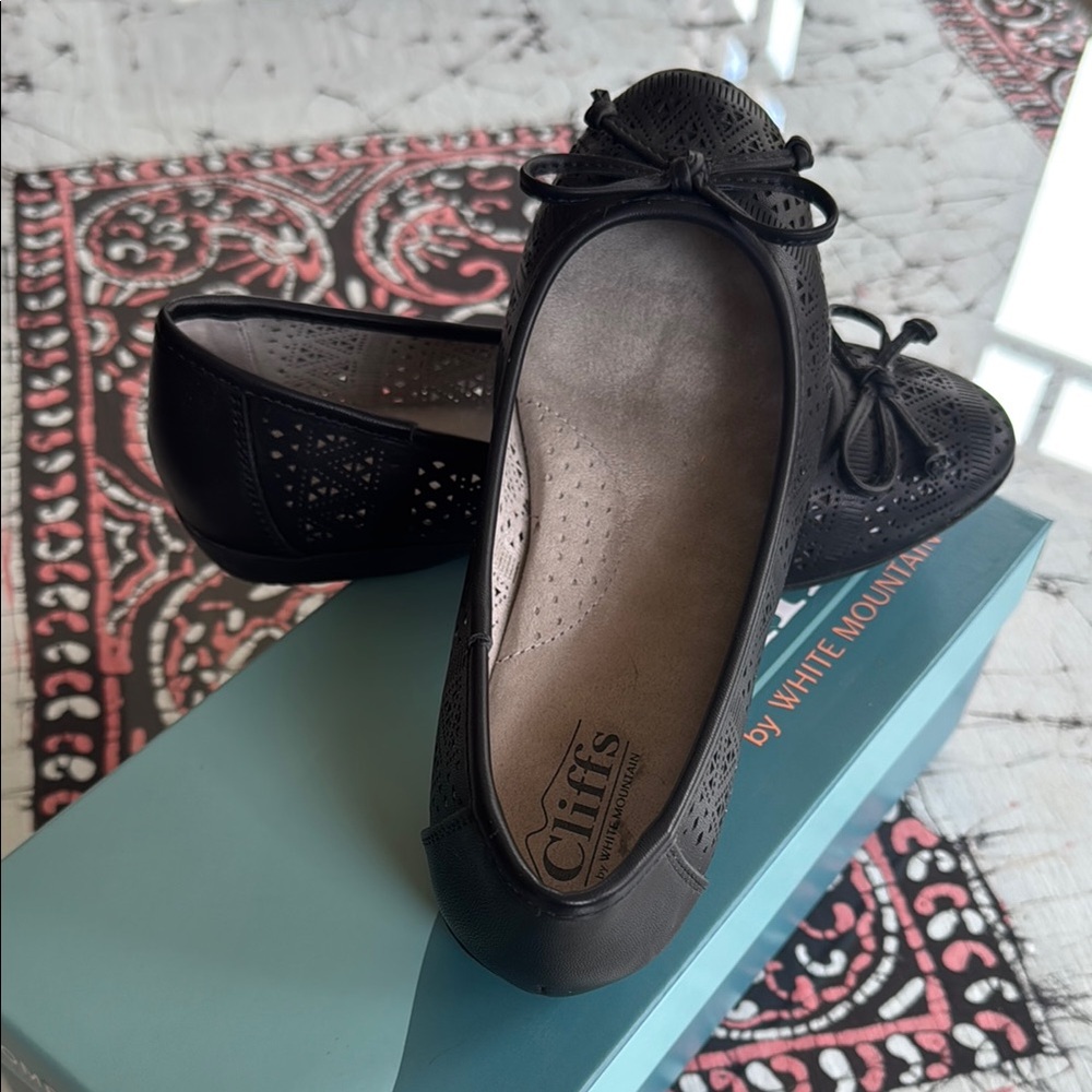 Cliffs by White Mountain Black Ballet Flats